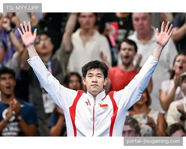 潘展乐男子50米自由泳半决赛以0.01秒优势惊险晋级