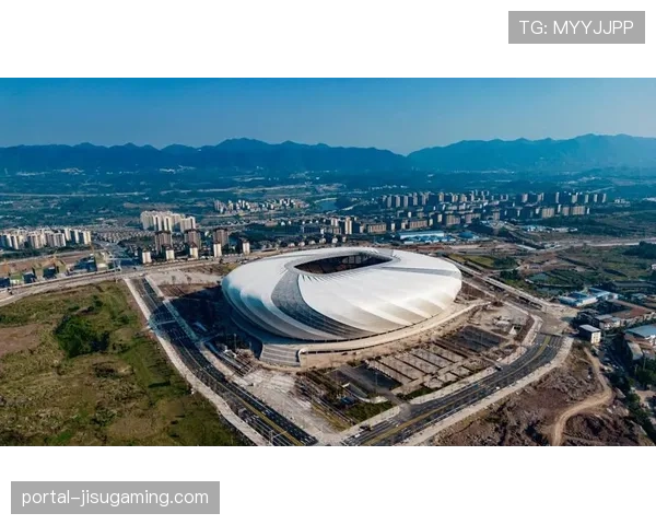 重庆龙兴足球场运营准备：专业草坪更换与配套设施完善